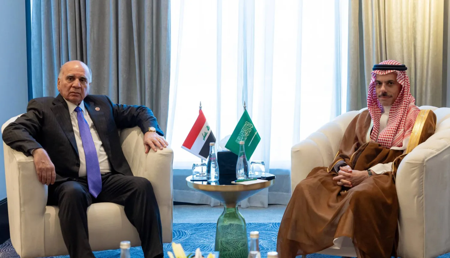 وزيرا الخارجية السعودي الأمير فيصل بن فرحان والعراقي الدكتور فؤاد حسين خلال اللقاء الثنائي في الأردن (واس)
