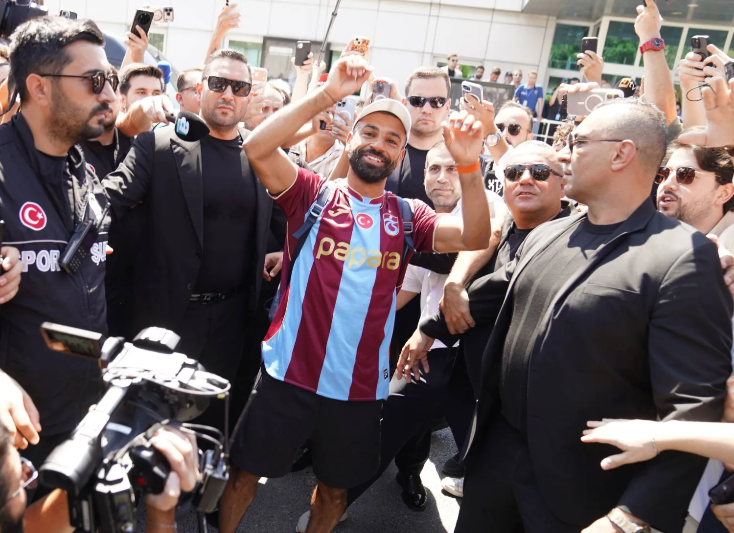 استقبال حاشد للمصري محمد صلاح في إسطنبول (إ.ب.أ)