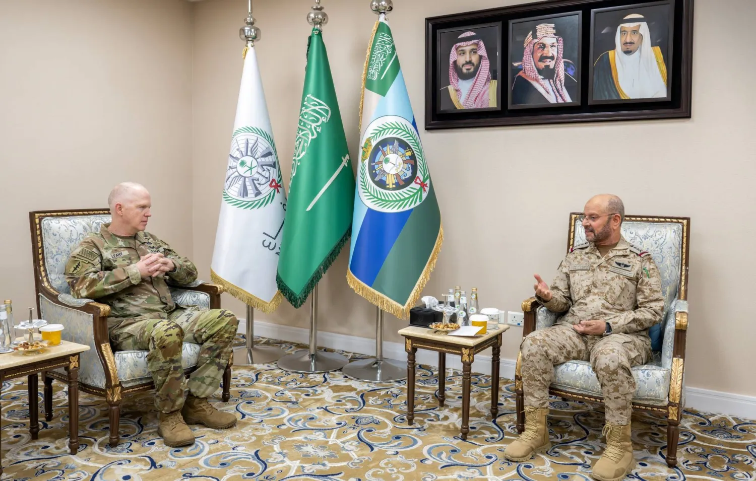 الفريق الأول الركن فياض الرويلي خلال لقائه الفريق كيفين ليهي في الرياض الأربعاء (وزارة الدفاع السعودية)