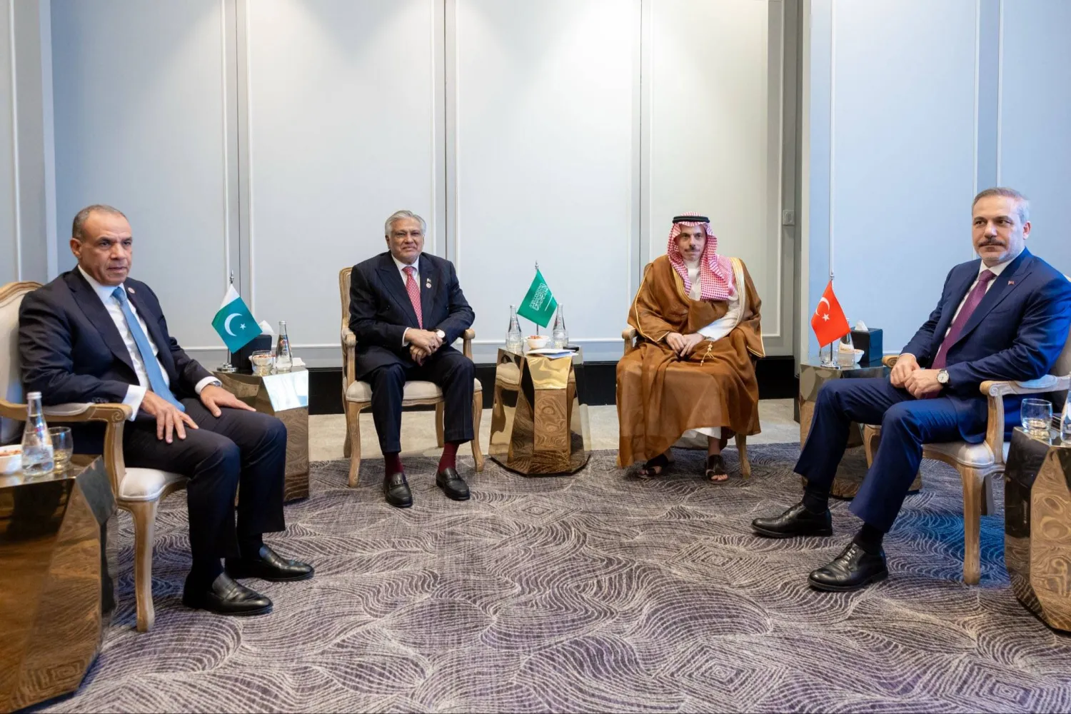 وزراء خارجية السعودية وباكستان ومصر وتركيا خلال اجتماعهم في عمَّان الأربعاء (واس)