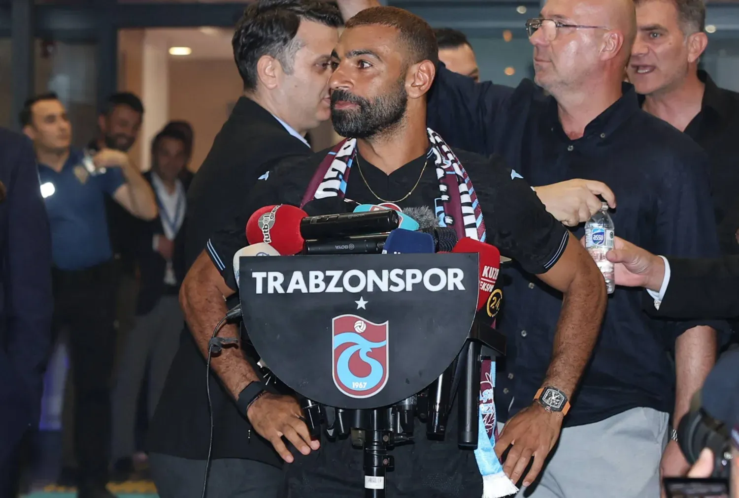 Muhammed Salah, Trabzonspor'a transferini tamamlamak üzere Trabzon Havalimanı'na vardığında (AFP)