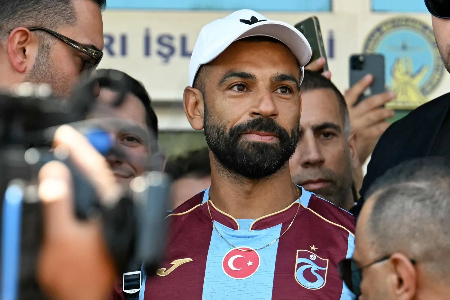 محمد صلاح لدى وصوله إلى مطار أتاتورك في إسطنبول لإتمام انتقاله إلى طرابزون سبور (أ.ف.ب)
