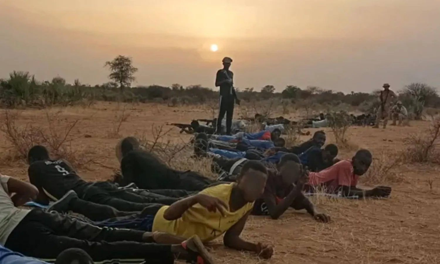 صبية ورجال سودانيون يتلقون تدريباً على يد مرتزقة كولومبيين في السودان (أرشيفية)