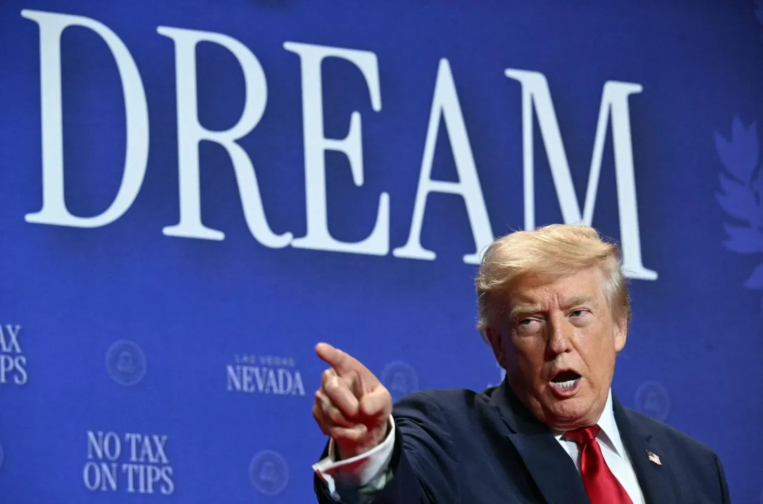 Trump, Las Vegas'ta halka hitap ederken, (AFP)