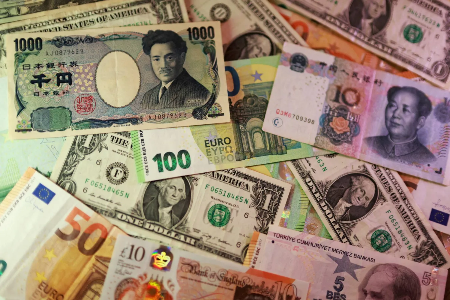 أوراق نقدية من الين الياباني مع مجموعة عملات تشمل الدولار واليورو والإسترليني (رويترز)