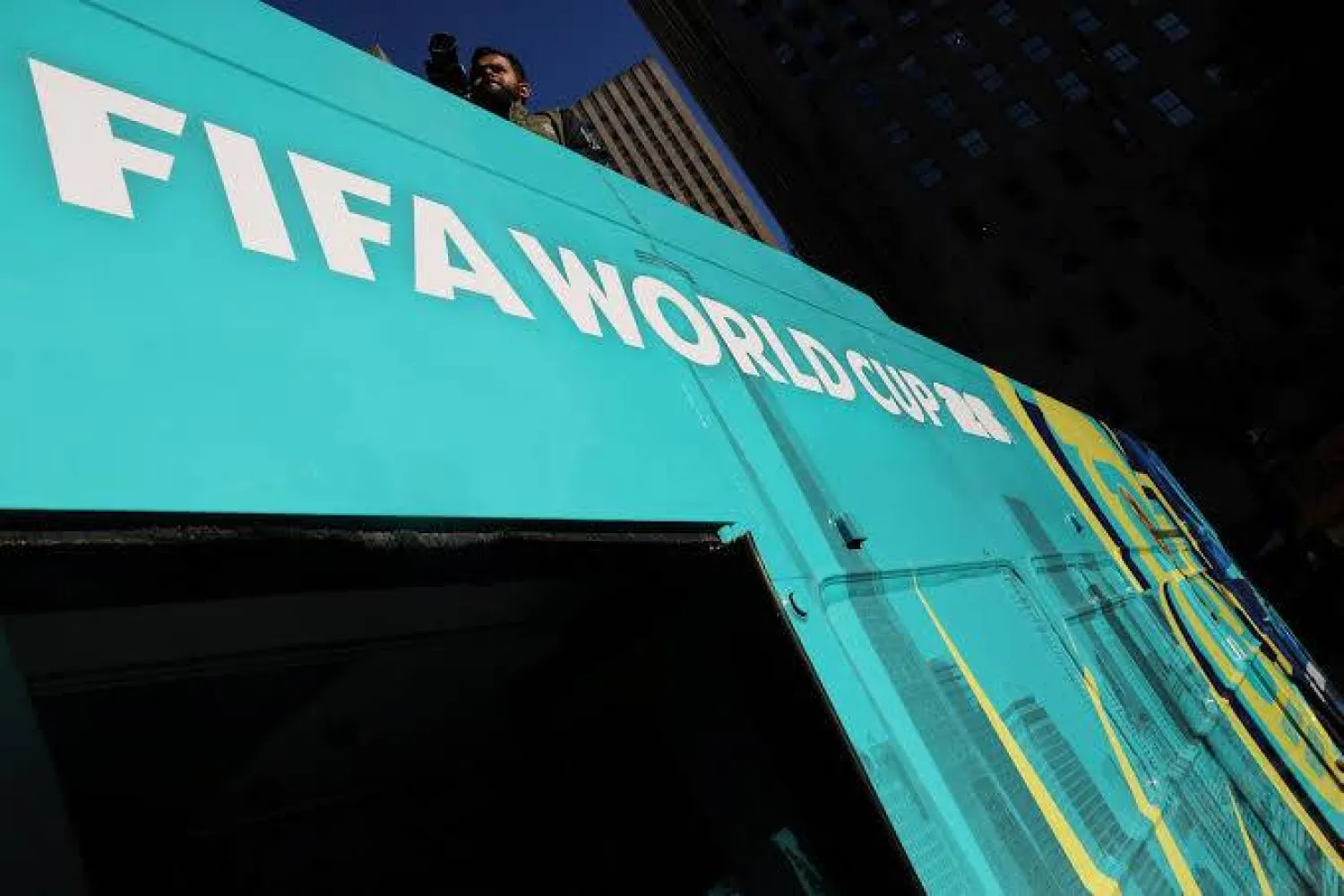 إعلان ترويجي لكأس العالم 2026 بمركز روكفلر في مدينة نيويورك (رويترز)
