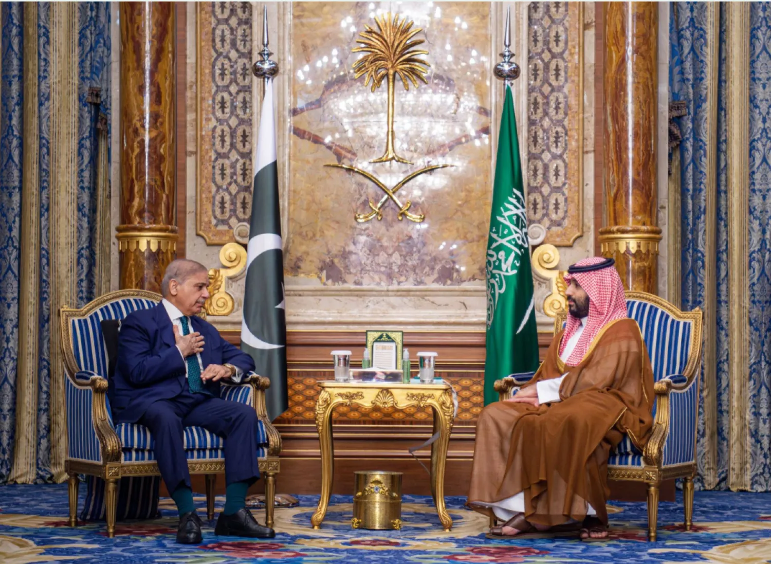 ولي العهد السعودي الأمير محمد بن سلمان مستقبلاً رئيس الوزراء الباكستاني محمد شهباز شريف في زيارة سابقة (واس)