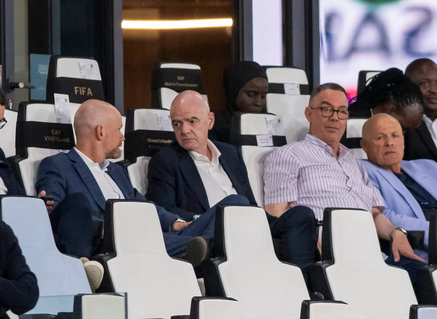 جياني مع أمين عام «فيفا» خلال مباراة لملاوي وزامبيا بالرباط (أ.ب)