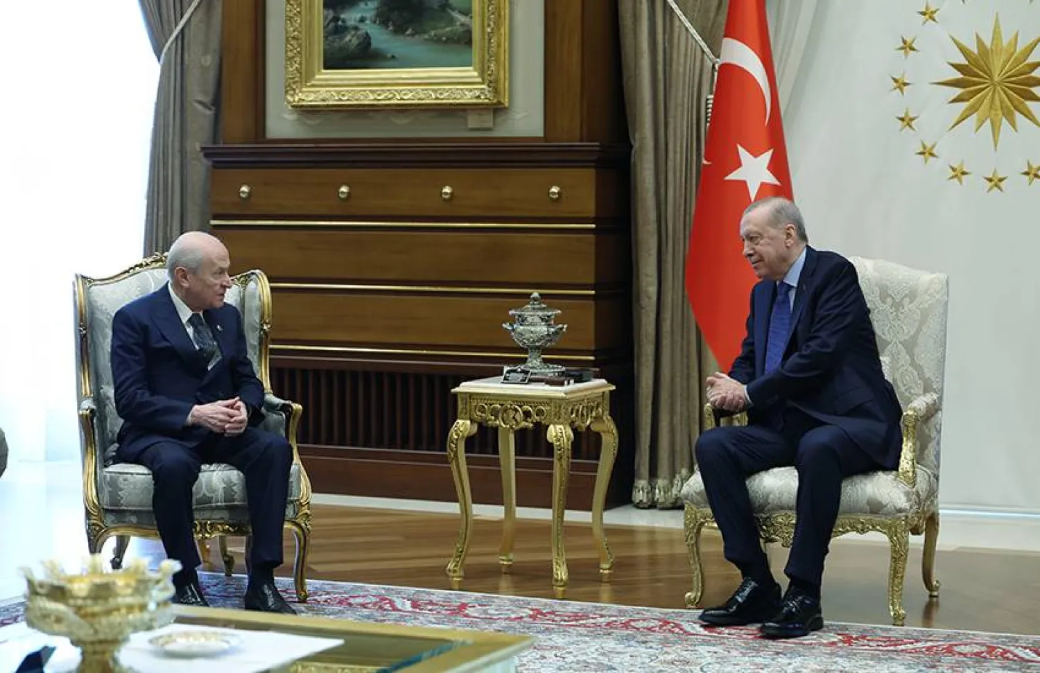 الرئيس التركي رجب طيب إردوغان بحث مع حليفه رئيس حزب «الحركة القومية» دولت بهشلي الخطوات المقبلة لمسار «تركيا خالية من الإرهاب» بعد تقديم مشروع قانون السلام إلى البرلمان (الرئاسة التركية)