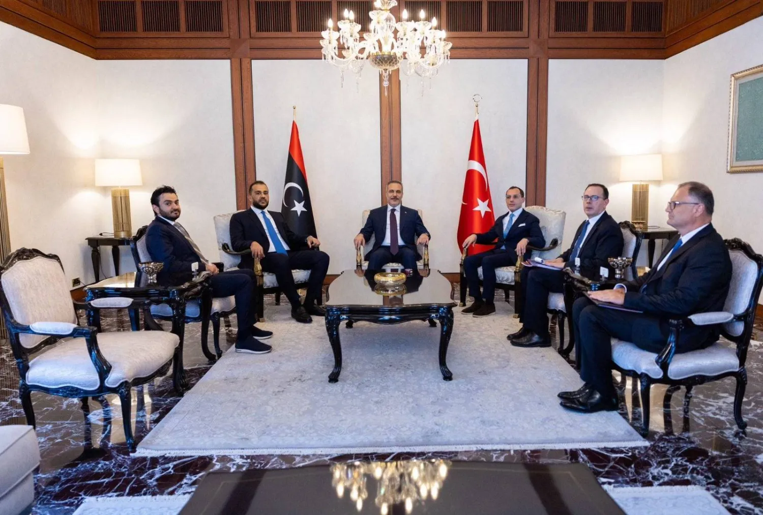 وزير الخارجية التركي فيدان خلال مباحثاته مع مستشار رئيس حكومة «الوحدة» الليبية للأمن القومي ونائب وزير الدفاع عبد السلام الزوبي (الخارجية التركية)