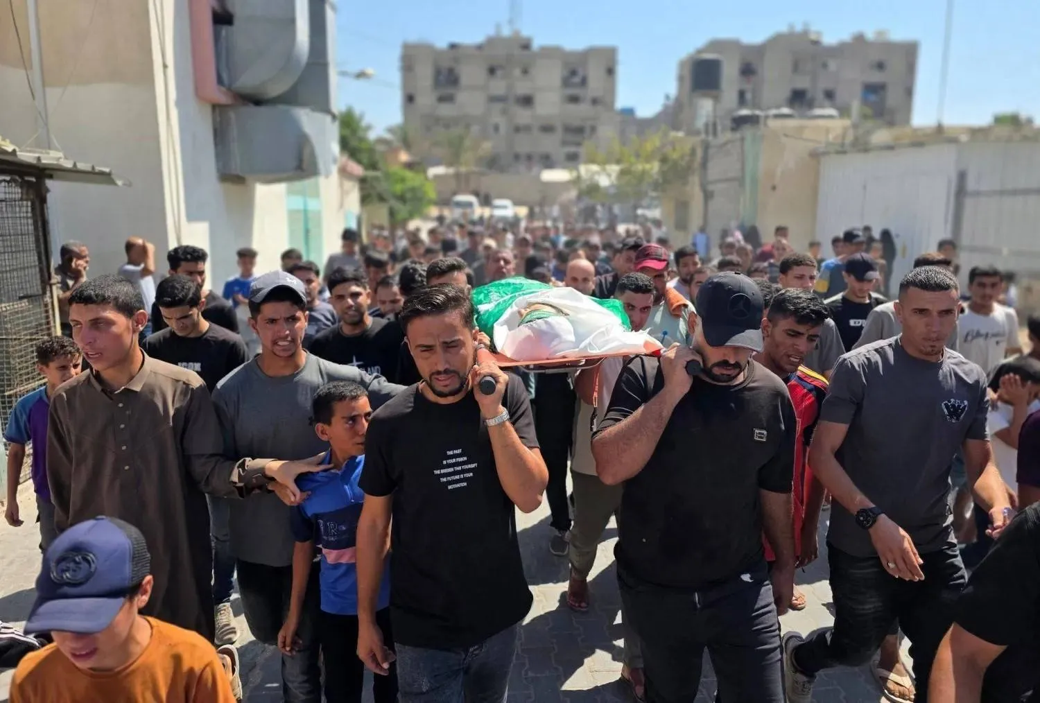 Mourners carry the body of a Palestinian who died on Thursday from wounds sustained in an Israeli strike on Khan Younis camp in the southern Gaza Strip (dpa)