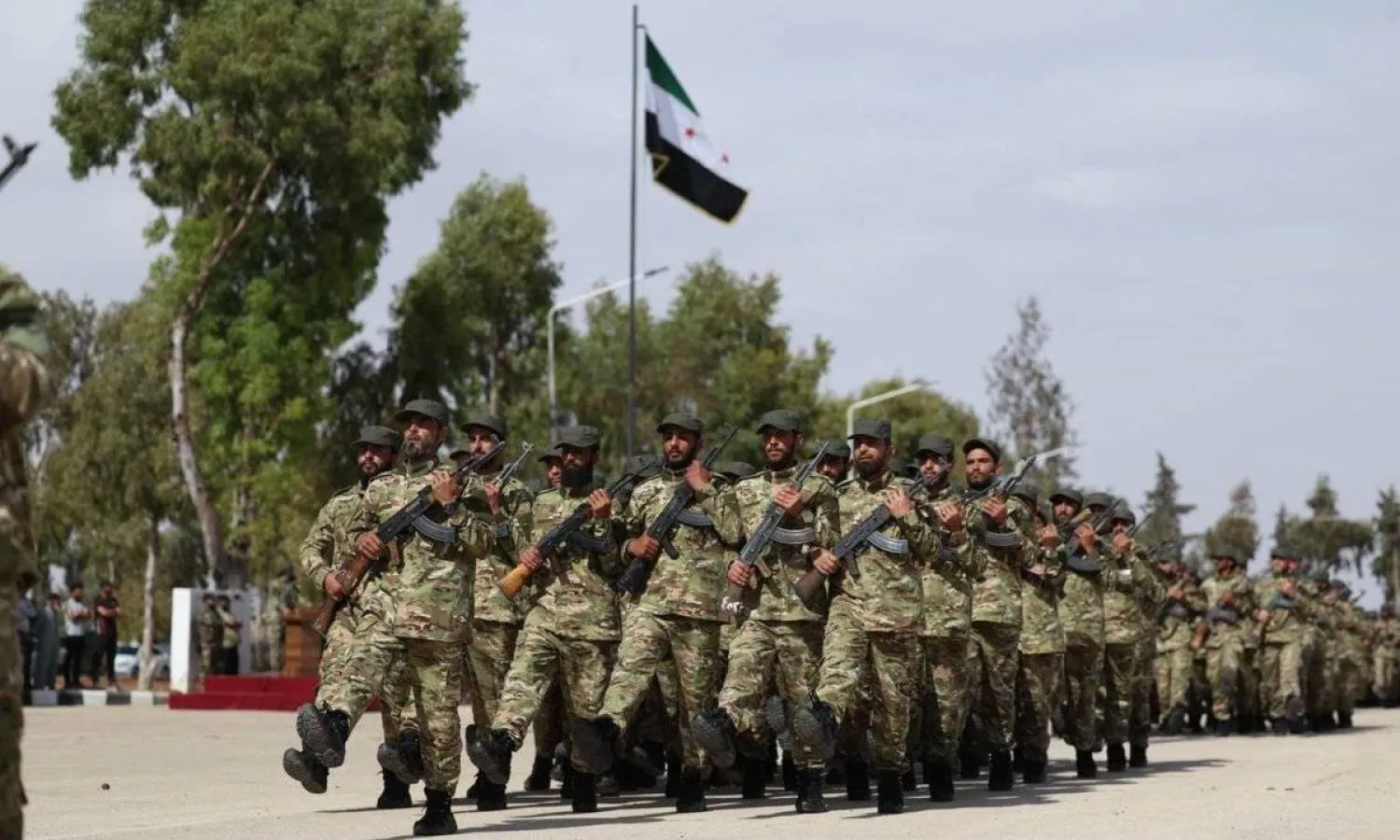 عرض عسكري خلال حفل تخريج أفراد الفرقة 56 بالجيش السوري 1 يونيو 2025 (وزارة الدفاع)