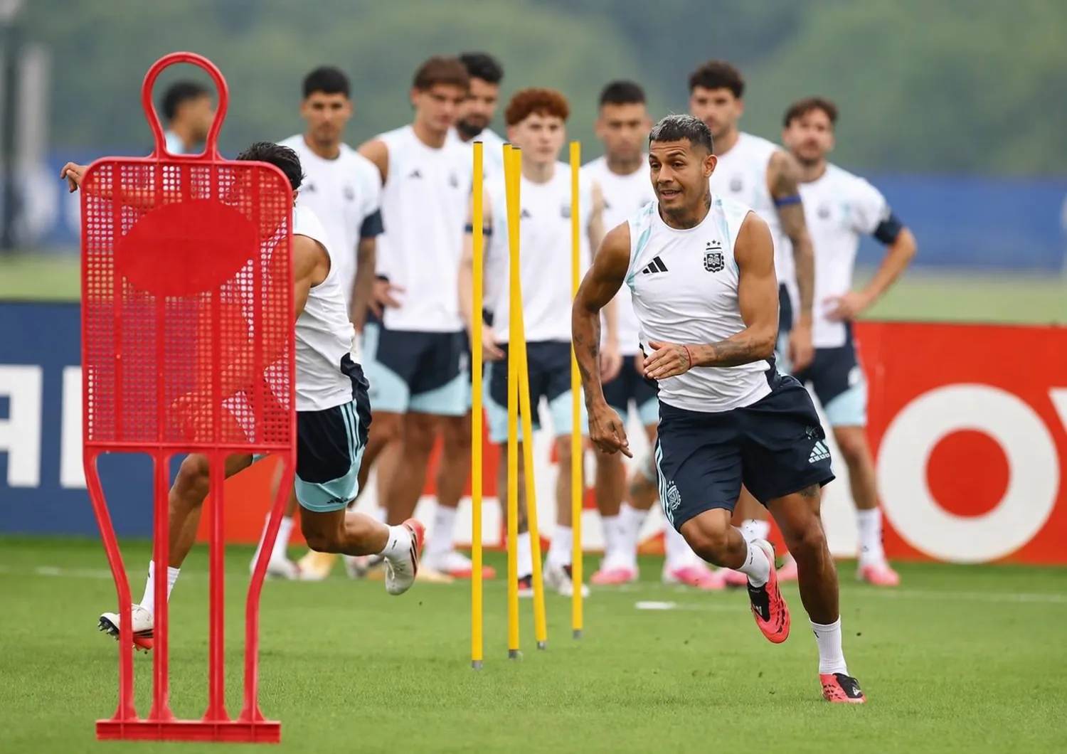 فاكوندو ميدينا خلال تدريبات منتخب الأرجنتين قبل نهائي كأس العالم 2026 (رويترز)