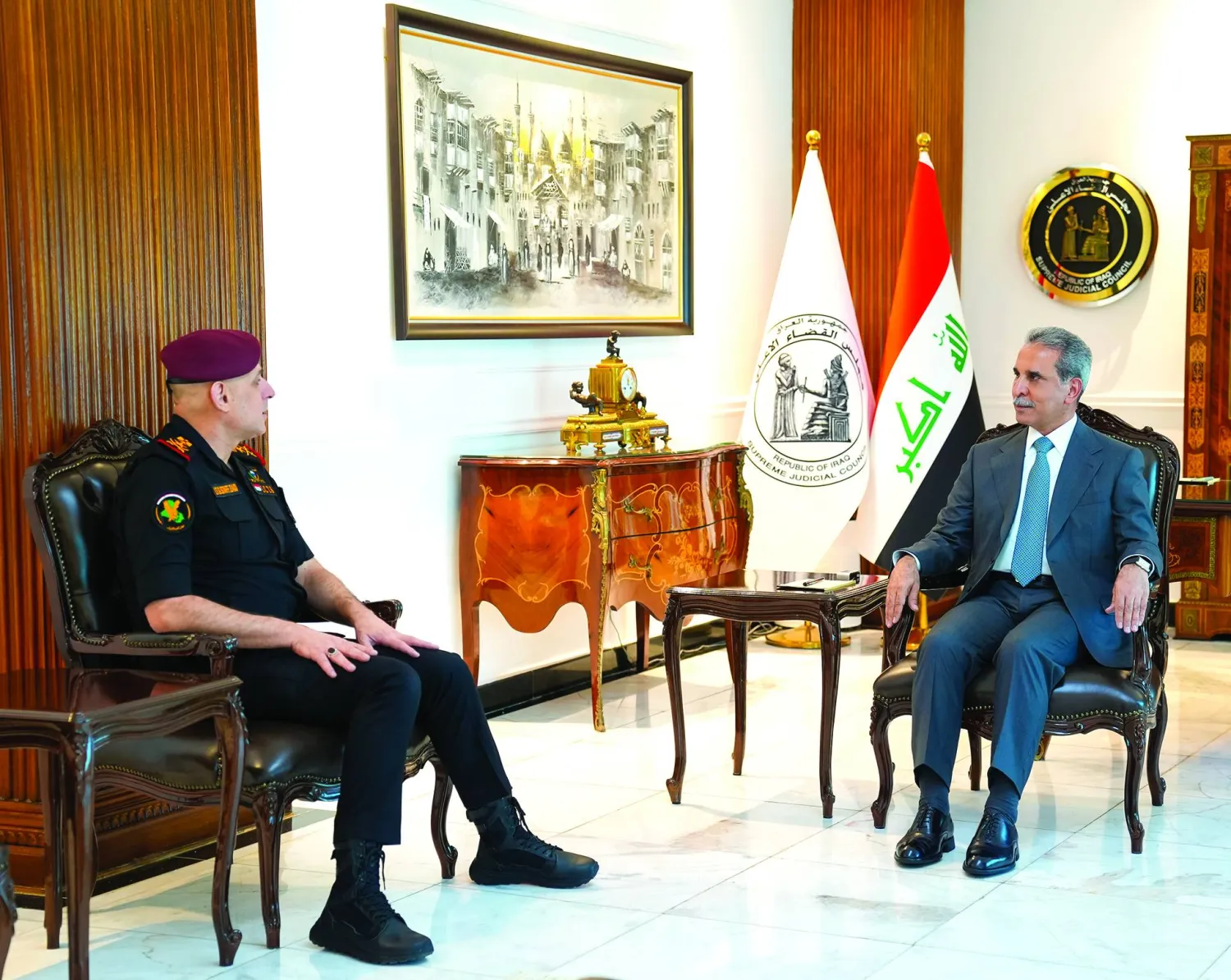 
رئيس القضاء العراقي فائق زيدان مستقبلاً رئيس جهاز مكافحة الإرهاب في بغداد أمس (إعلام حكومي)