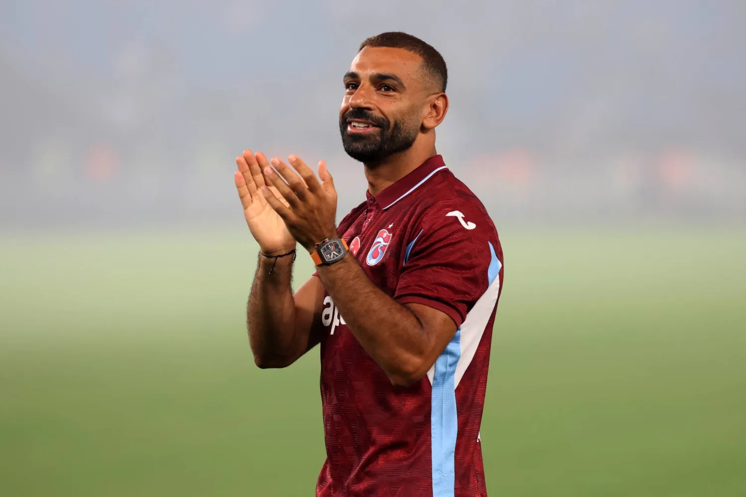 محمد صلاح يحيّي جماهير طرابزون سبور خلال حفل تقديمه الرسمي لاعباً جديداً في صفوف النادي التركي (أ.ب)