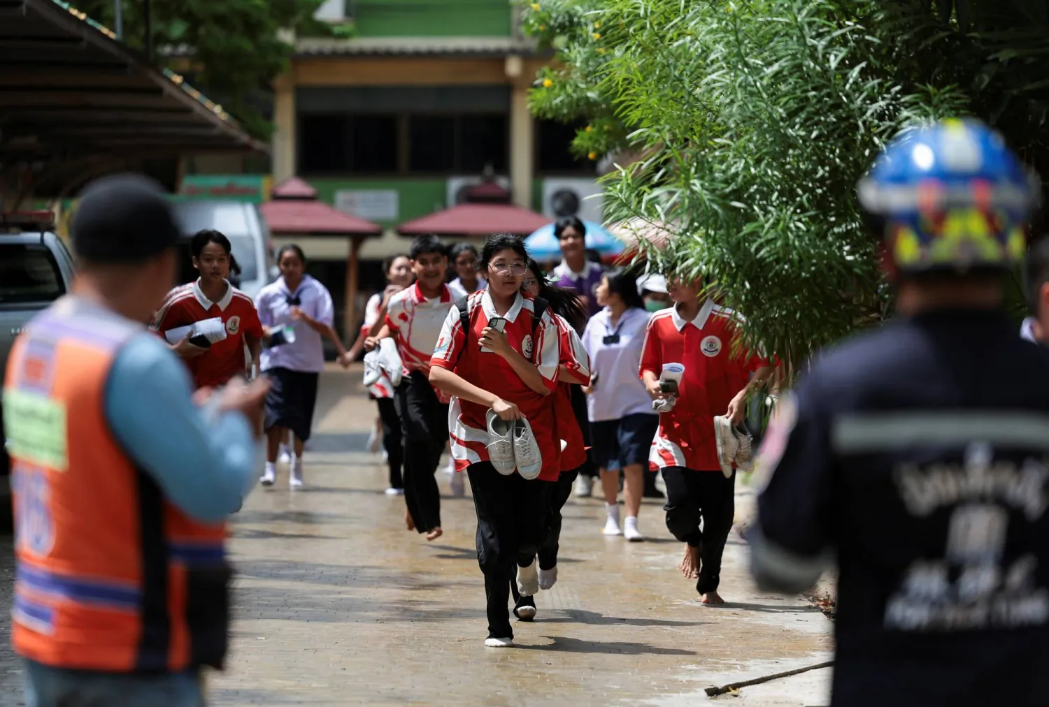 Students run as they evacuate from Debsirin Nonthaburi School, the site of a shooting incident, in Bang Kruai district in Nonthaburi province on the outskirts of Bangkok, Thailand, August 7, 2026. REUTERS/Chalinee Thirasupa