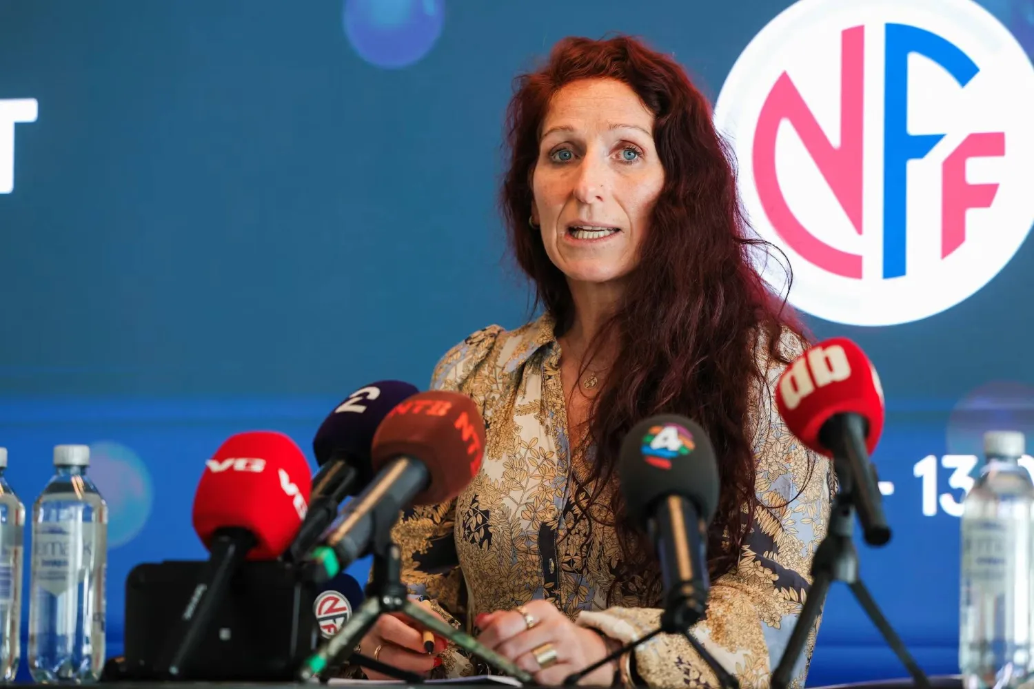 ليز كلافينيس رئيسة الاتحاد النرويجي لكرة القدم خلال مؤتمر صحافي في أوسلو بشأن خطة «فيفا فوروارد إنتربرايز» (رويترز)