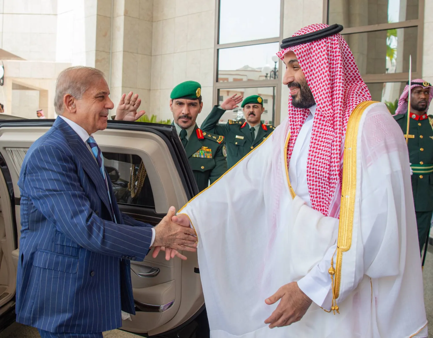 ولي العهد السعودي الأمير محمد بن سلمان مستقبلاً رئيس الوزراء الباكستاني محمد شهباز شريف في مكة المكرمة الجمعة (واس)