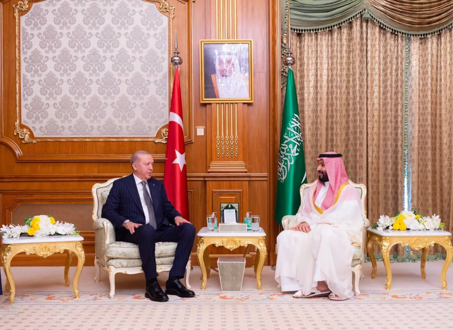 ولي العهد السعودي الأمير محمد بن سلمان لدى لقائه الرئيس التركي رجب طيب إردوغان في مكة المكرمة الجمعة (واس)