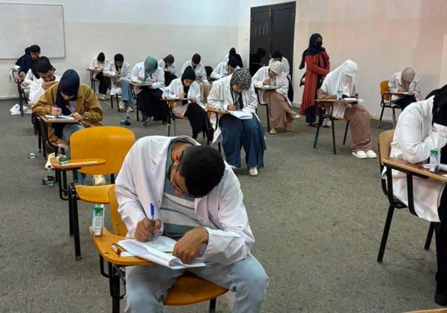 طلاب من كلية الطب بالمرج بجامعة بنغازي يؤدون الامتحان (الصفحة الرسمية للجامعة)