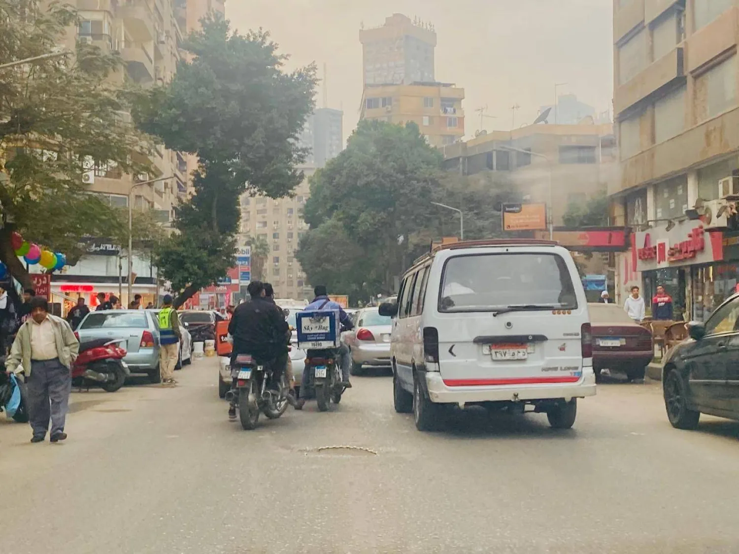 الديلفري يزاحمون وسائل النقل في طرق مصر (الشرق الأوسط)