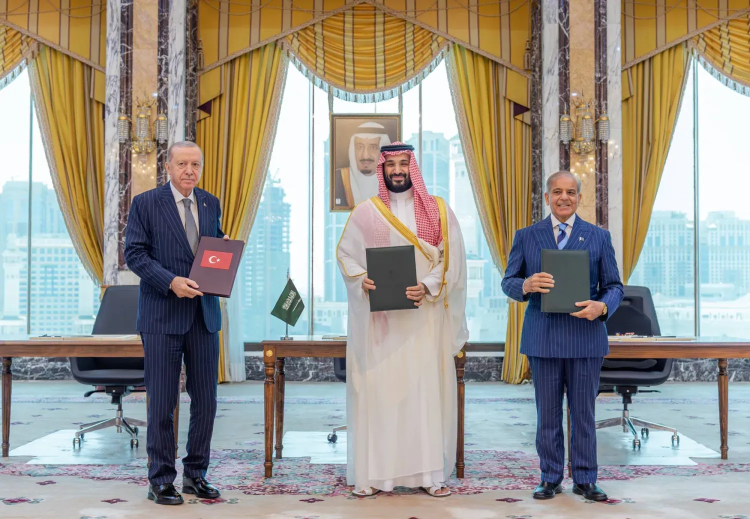 Veliaht Prens Muhammed bin Salman, dün “Mekke Savunma Ortaklığı Anlaşması”nın imzalanmasının ardından Cumhurbaşkanı Erdoğan ve Başbakan Şahbaz Şerif ile birlikte (SPA)
