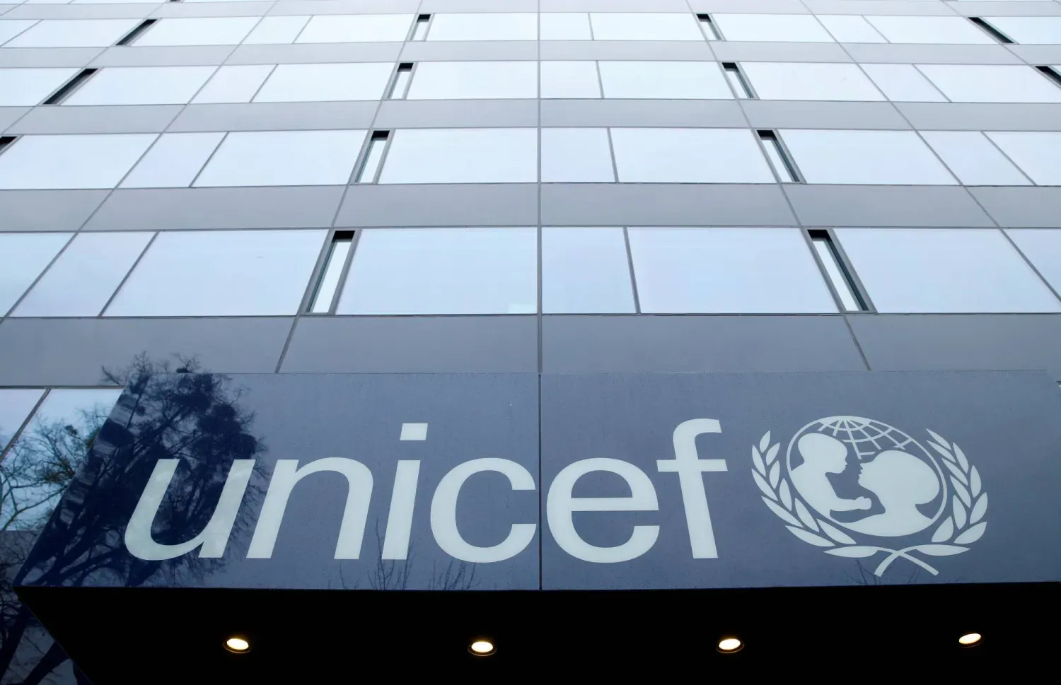 Cenevre'deki UNICEF genel merkezinde bulunan örgüt logosu (Reuters)