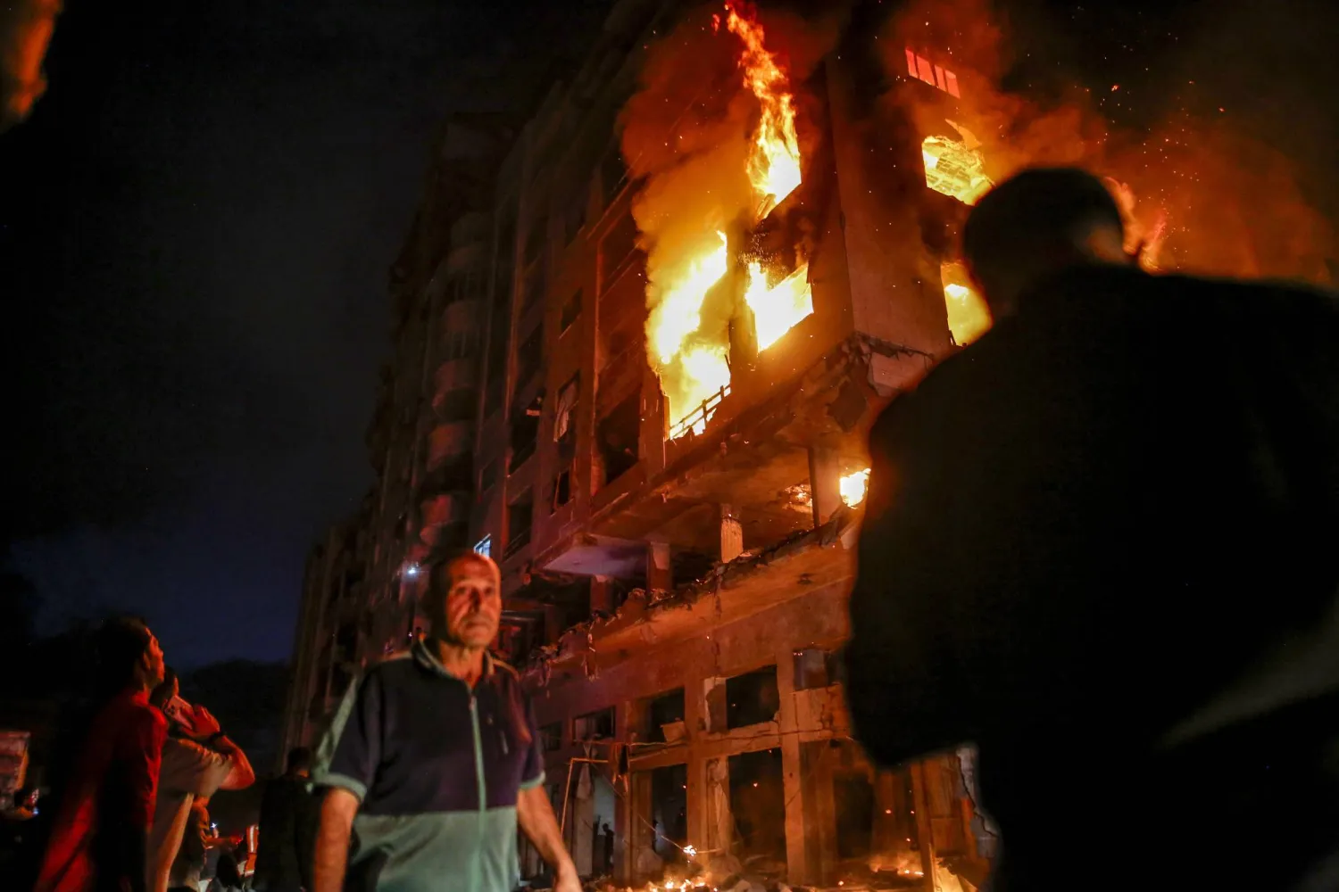 النيران مندلعة بمبنى سكني قصفته إسرائيل خلال استهداف القائد العسكري لـ«حماس» عز الدين الحداد بحي الرمال في مدينة غزة ليل 15 مايو 2026 (إ.ب.أ)