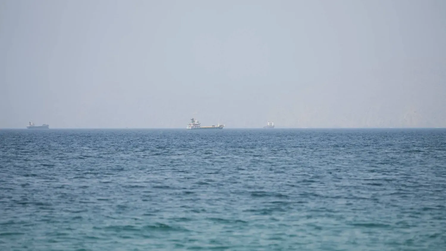 Umman'ın Musandam kentinden görülen Hürmüz Boğazı yakınlarındaki gemiler (Reuters)