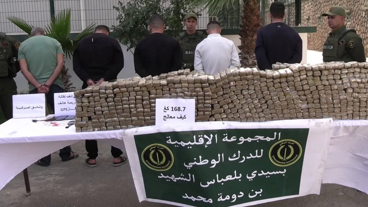 الدرك الجزائري خلال عملية أسفرت عن مصادرة كمية كبيرة من المخدرات (الدرك)