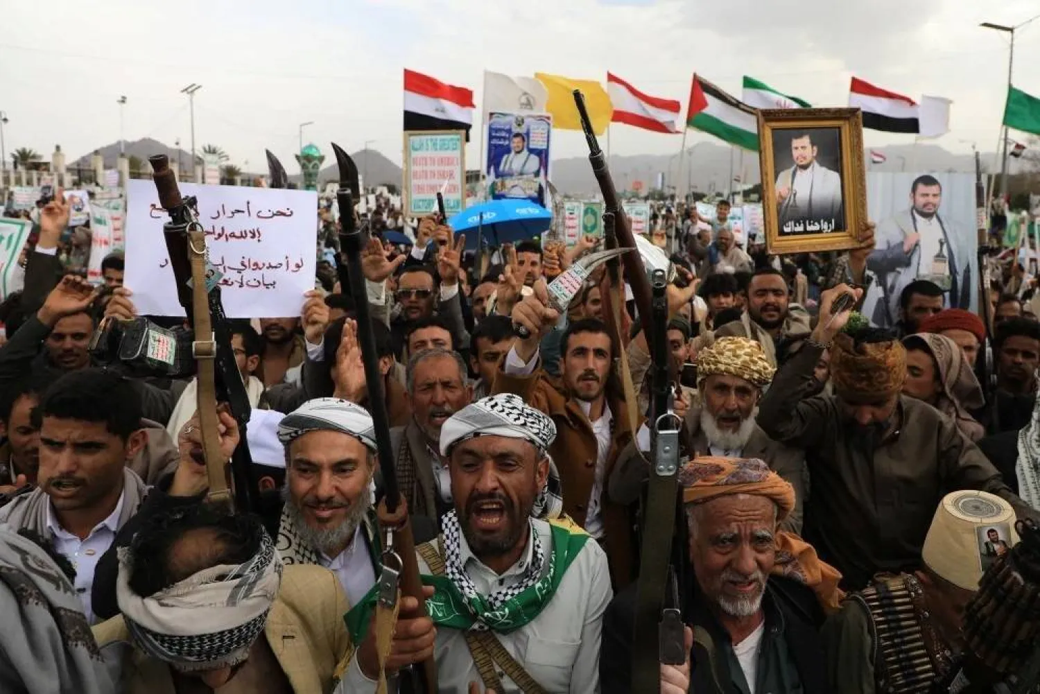 تجمع للحوثيين حيث تواصل الجماعة حشد أنصارها لدعم إجراءاتها التصعيدية (أ.ب)