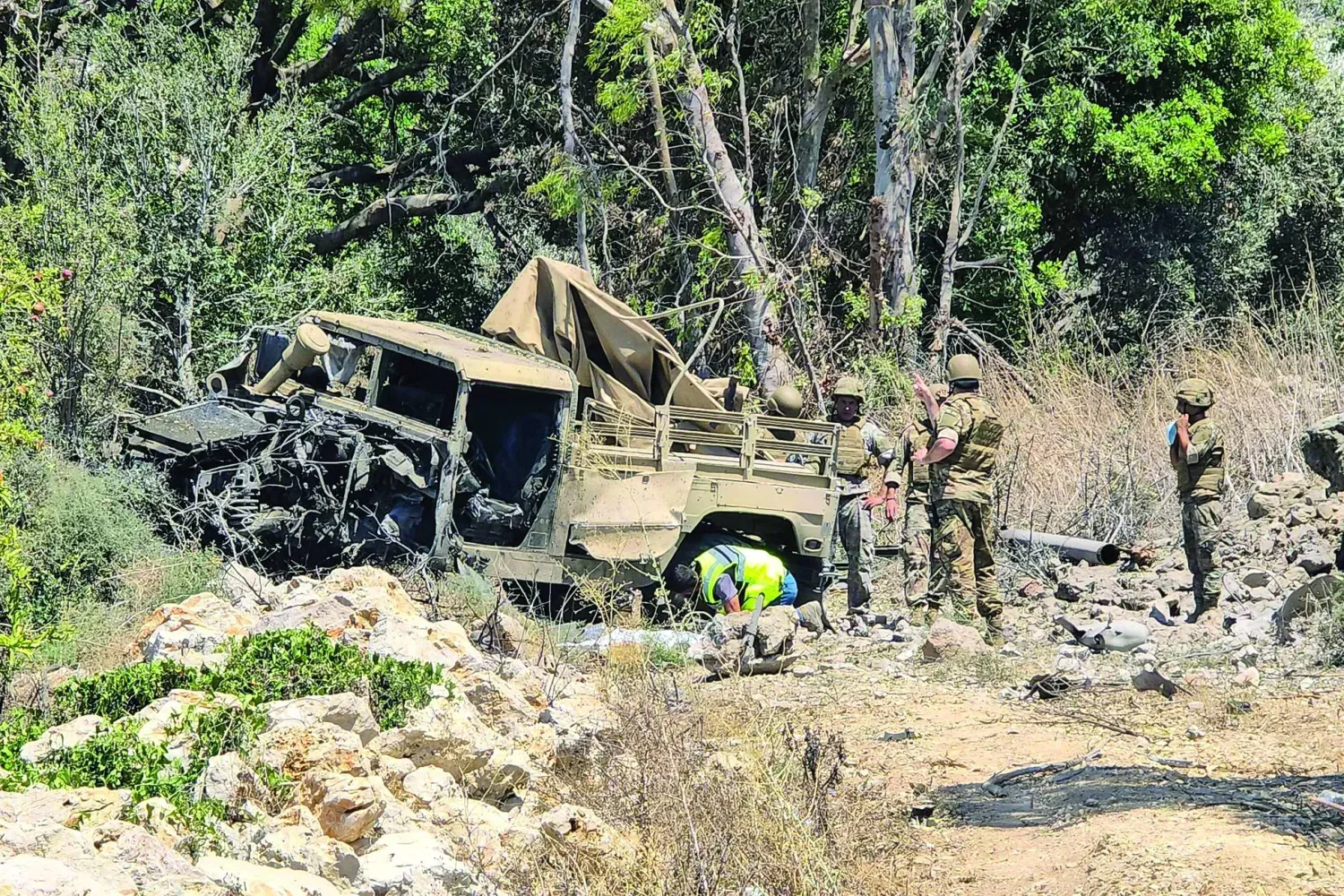 Lübnan ordusu askerleri, ülkenin güneyindeki Mansuri kasabasında bir askeri araca yönelik patlamanın yol açtığı hasarı inceliyor (Arşiv- AFP)