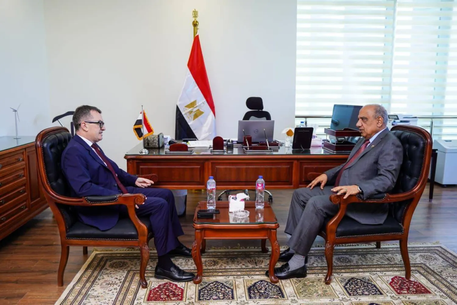 وزير الكهرباء المصري خلال لقائه بوزير التخطيط لمناقشة خطة الوزارة المستقبلية (وزارة التخطيط)