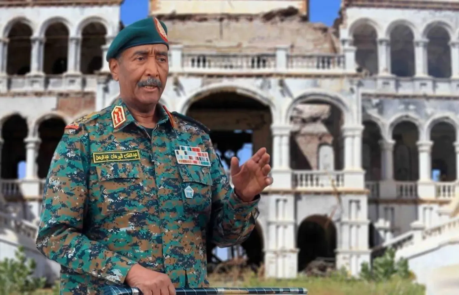 Sudan Ordusu Komutanı Abdülfetah el-Burhan, Hartum’daki Cumhuriyet Sarayı önünde çekilen bir videodan bir kare (Sudan Haber Ajansı)