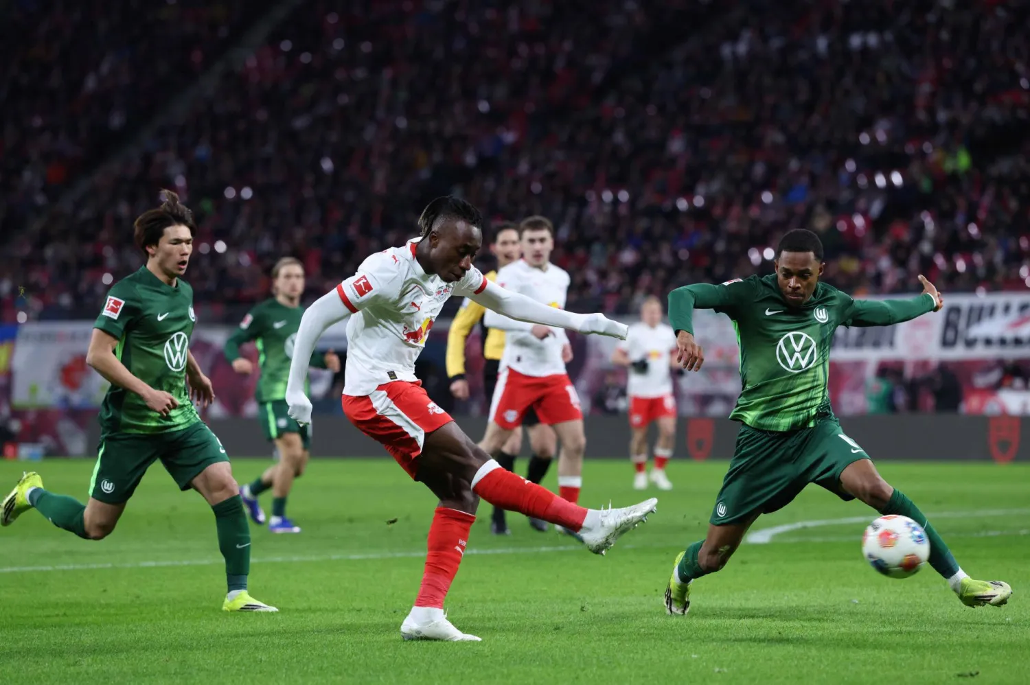 فاز ديوماندي (وسط) بجائزة أفضل لاعب صاعد في الدوري الألماني لموسم 2025 - 2026 (أ.ف.ب)