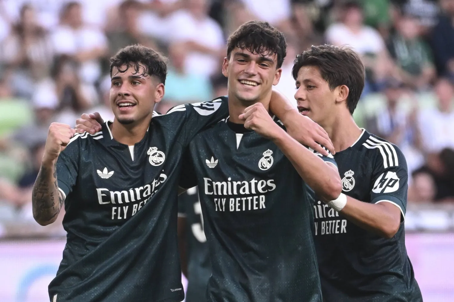 ماريو ريفاس لاعب ريال مدريد يحتفل مع زميليه أليكس سيريا وأردا غولر بعد تسجيله الهدف الأول أمام فرينتسفاروش (إ.ب.أ)