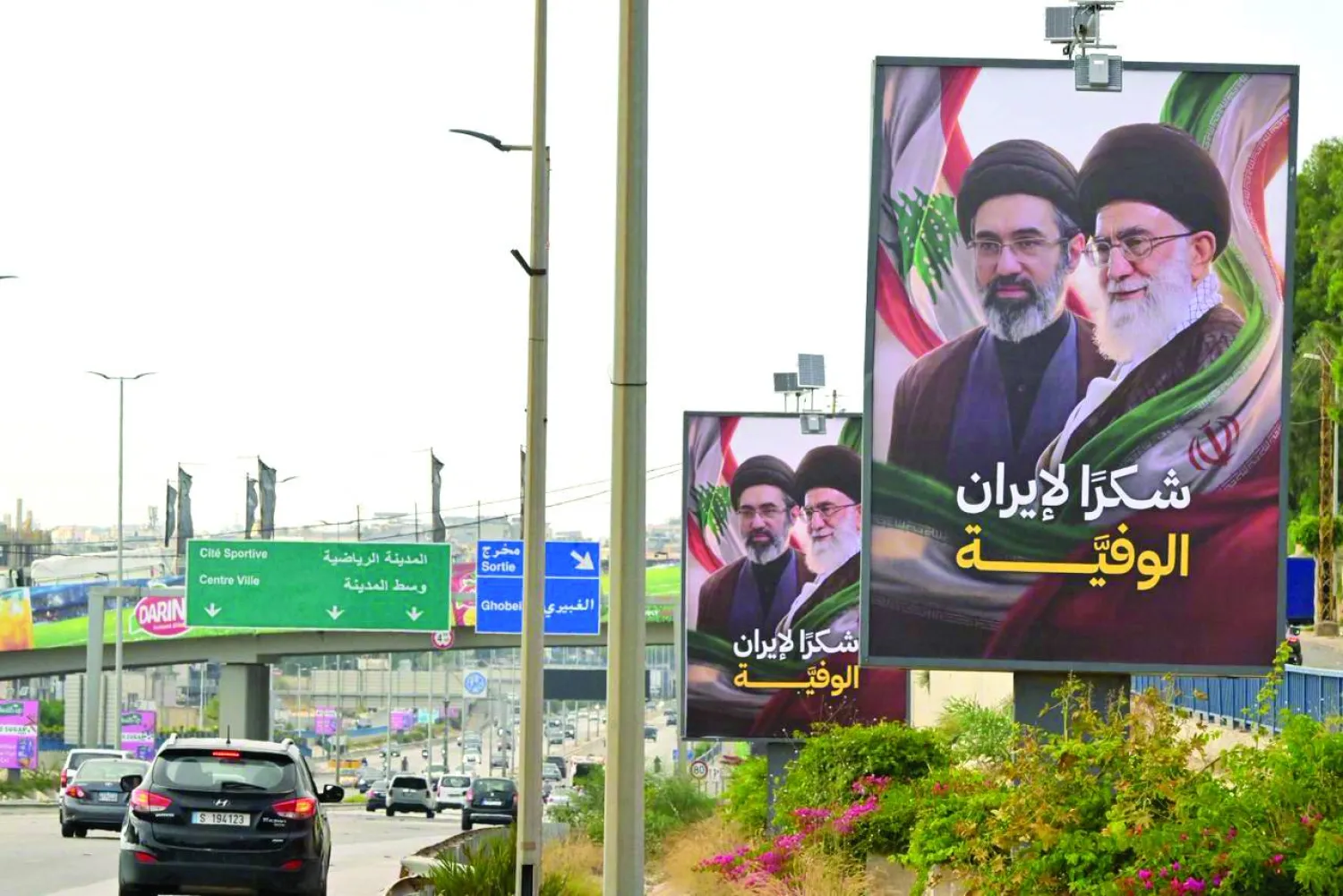 لافتات رُفعت على طريق المطار لشكر إيران على وقف إطلاق النار (الشرق الأوسط)