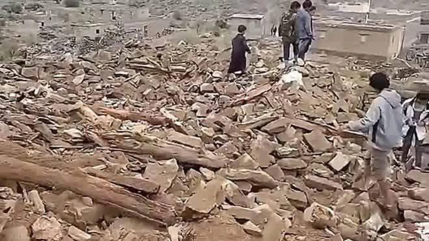 ما تبقى من حصن «دار المعلا» بعد تفجيره من قبل الحوثيين (إعلام محلي)