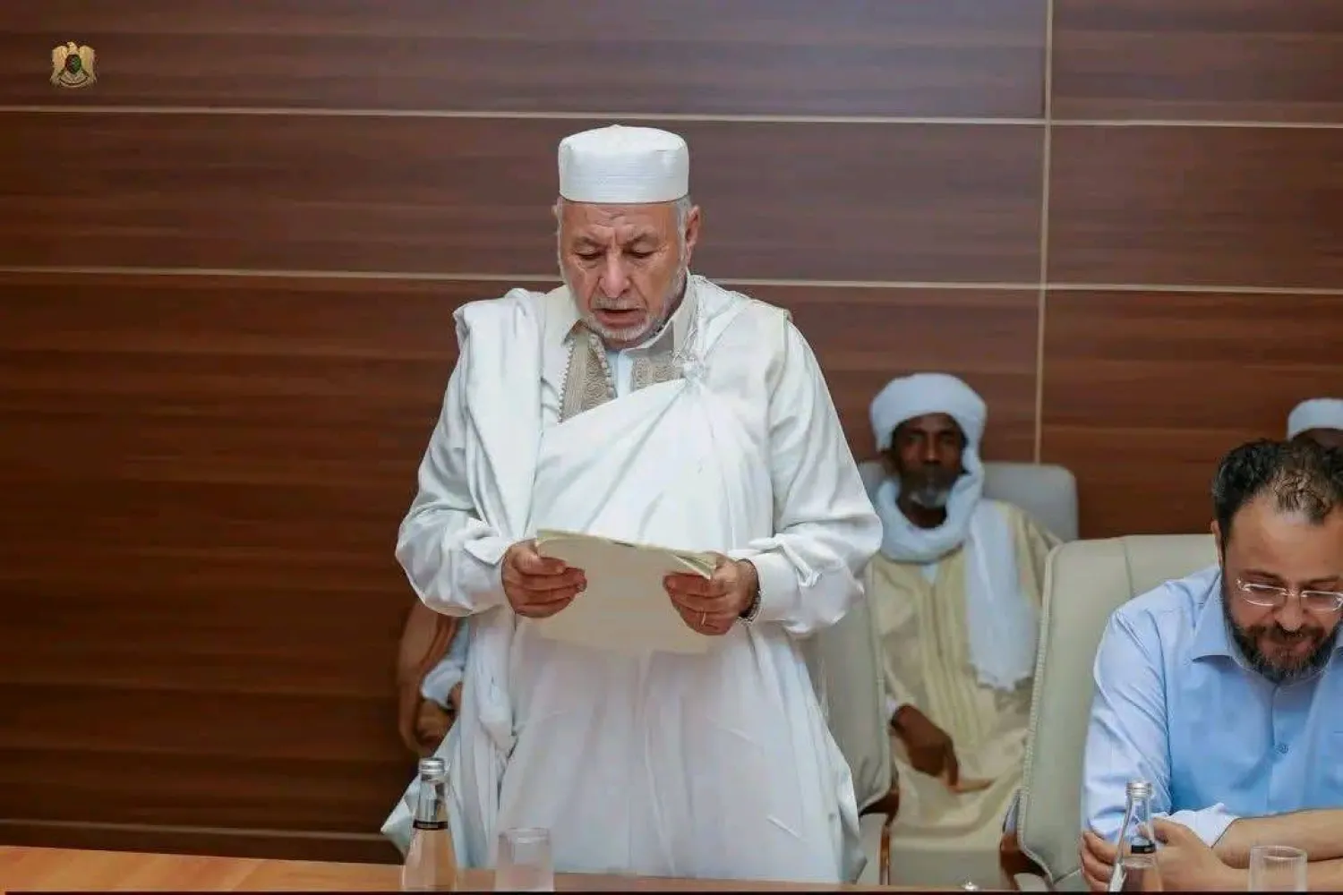 الشيخ إبراهيم أبو بكر نصر رئيس المجلس الأعلى لمشايخ وأعيان فزان متحدثاً خلال لقاء مع صدام حفتر في سبها الأسبوع الماضي (إعلام المجلس)