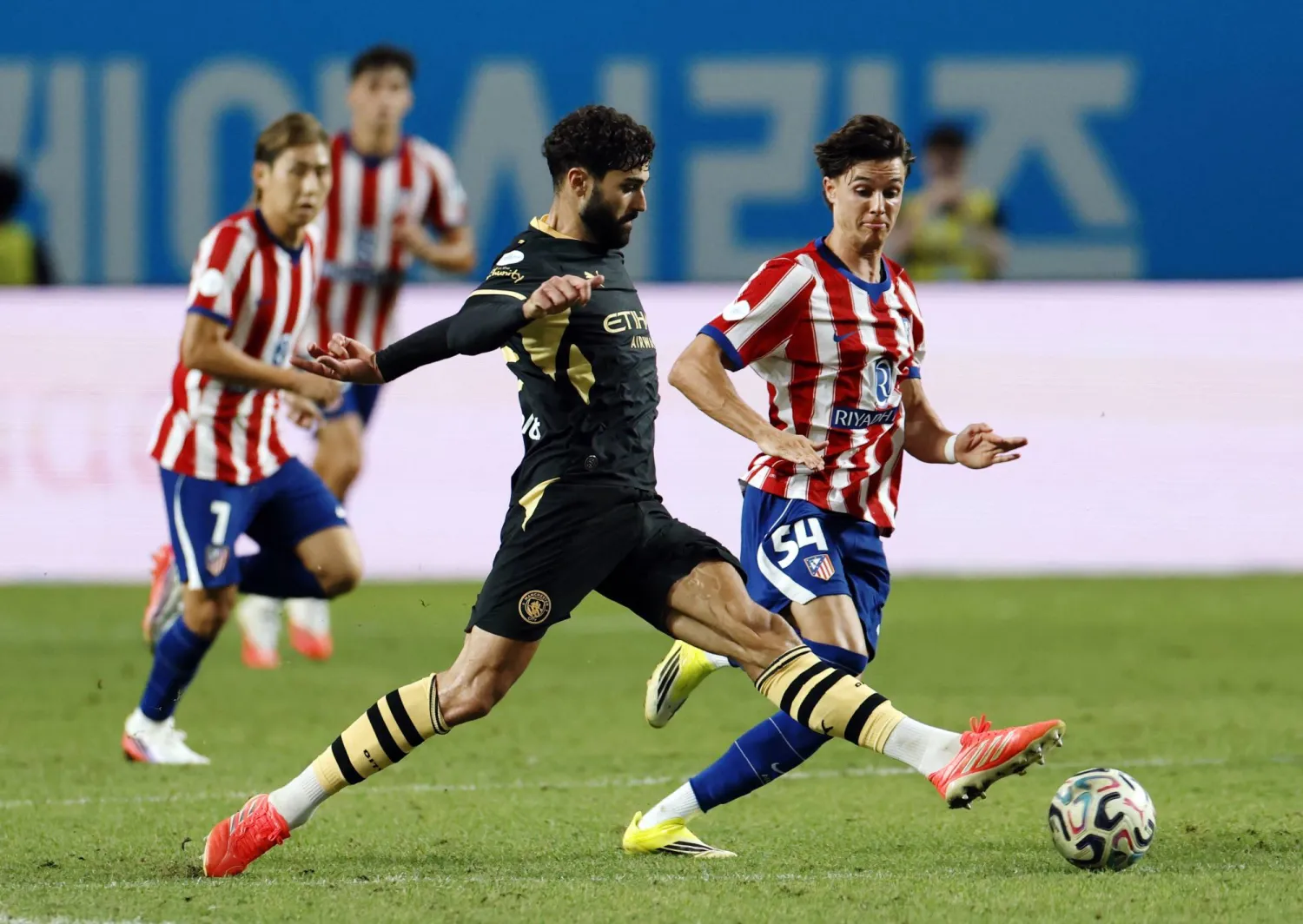 تغلَّب فريق مانشستر سيتي الإنجليزي على نظيره أتلتيكو مدريد الإسباني بنتيجة 3 - 1 (رويترز)
