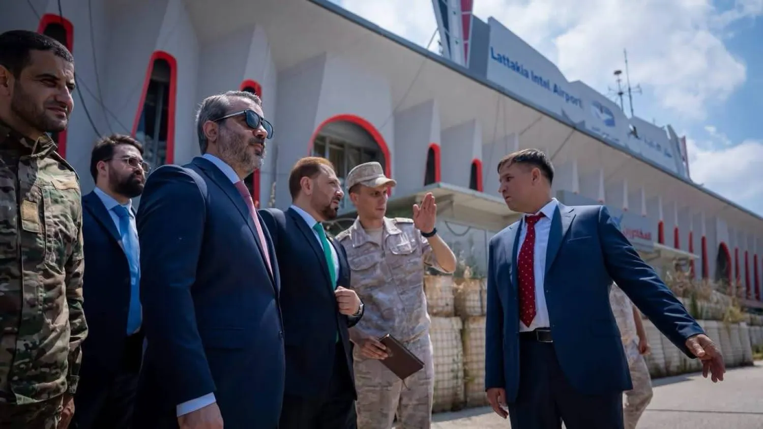وزير الخارجية والمغتربين اسعد الشيباني (يسار) ورئيس الهيئة الطيران ومسؤولين عسكريين في أول وجود رسمي للحومة السورية في مطار اللاذقية (هيئة الطيران المدني)
