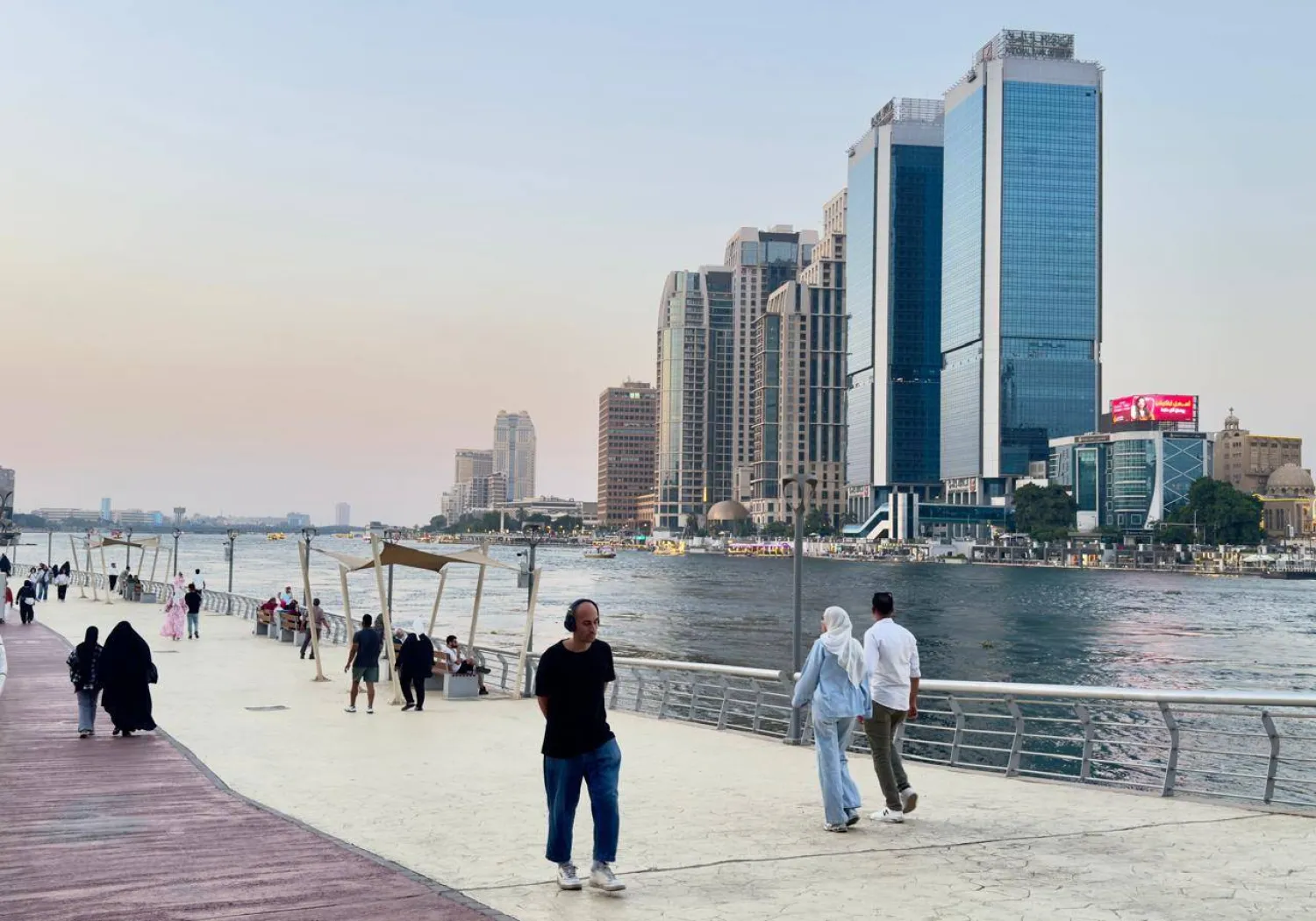 برلمانيون مصريون يدعون إلى مراجعة خطوط الهواتف الجوالة المسجلة بأسماء المواطنين (تصوير: عبد الفتاح فرج)