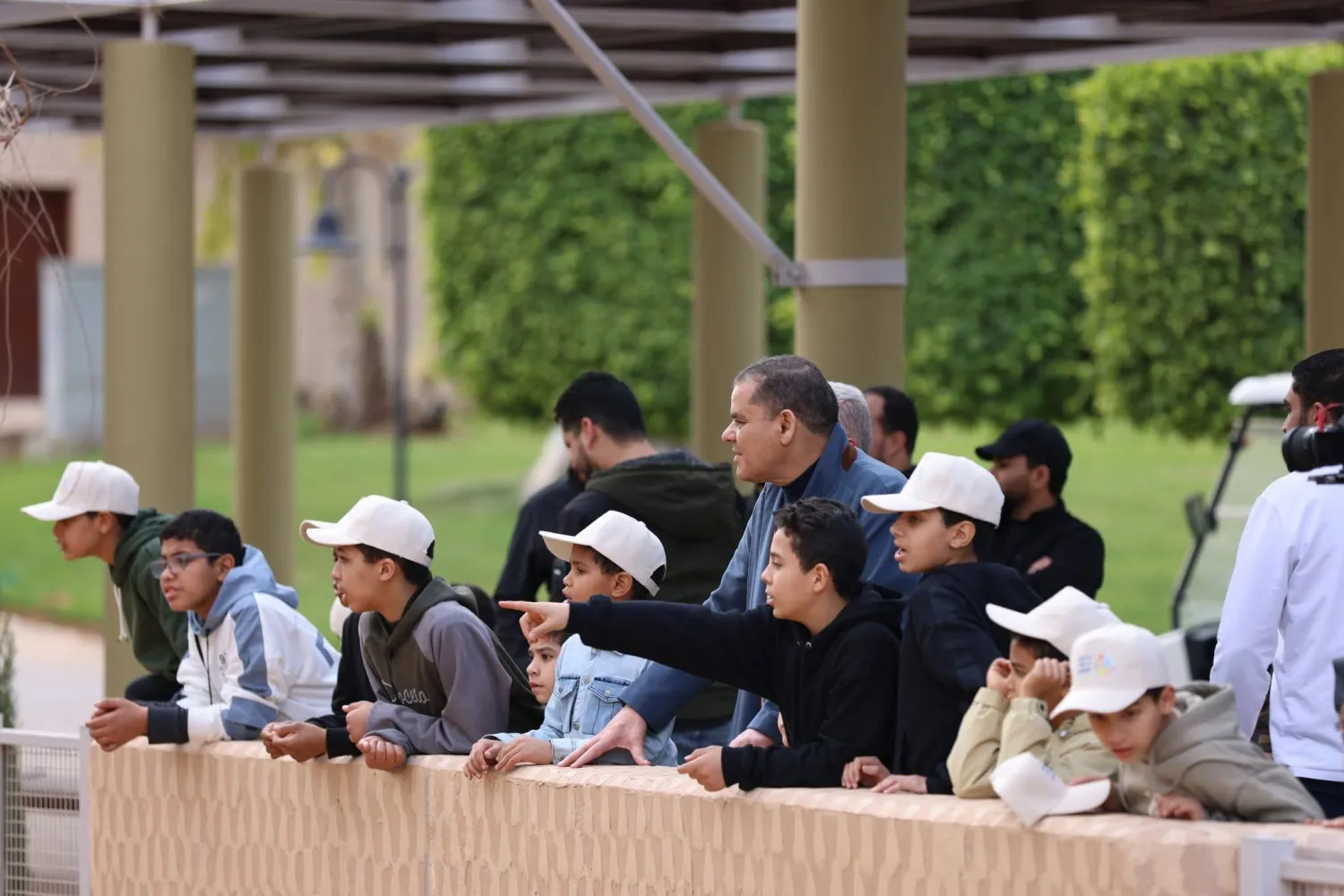 الدبيبة مع مجموعة من الأطفال خلال افتتاح حديقة الحيوان بطرابلس في مارس الماضي (مكتب الدبيبة)