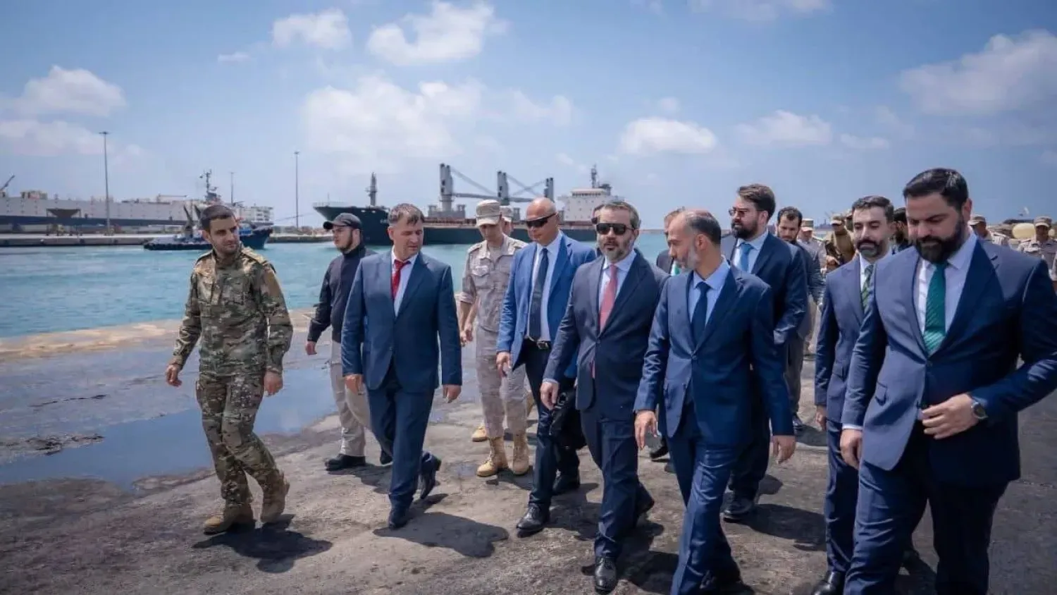 Suriye Dışişleri Bakanı Esad eş-Şeybani ve beraberindeki heyet, Suriye ile Rusya arasındaki mutabakat zaptı kapsamındaki tesis ve birimleri yerinde incelemek üzere Tartus Limanı'nda bir saha ziyareti gerçekleştirdi (Suriye Dışişleri Bakanlığı)