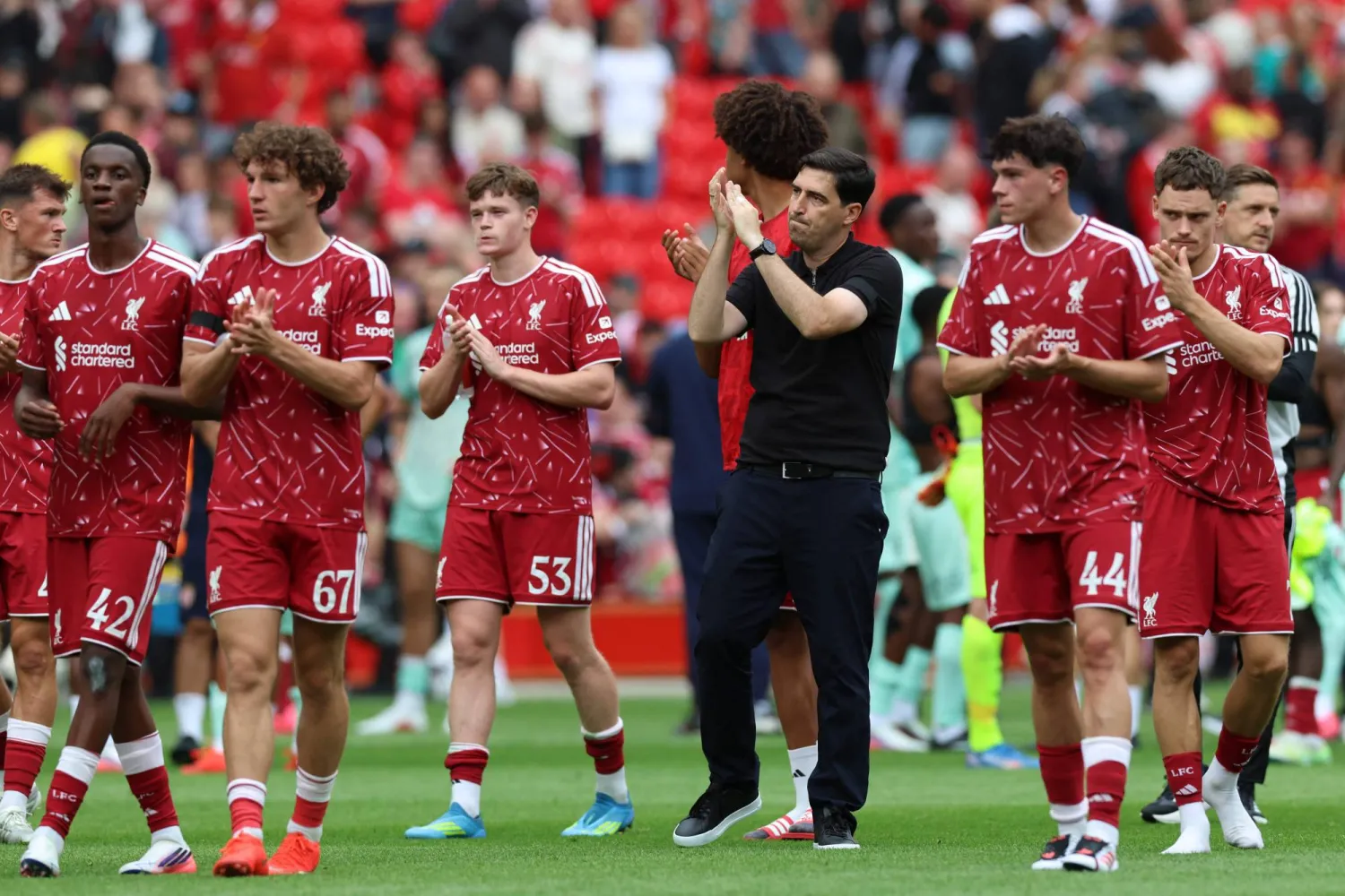 Liverpool's Spanish head coach Andoni Iraola (C) and players applaud fans after the pre-season friendly football match between Liverpool and Monaco at Anfield in Liverpool, northwest England on August 9, 2026. (AFP) 