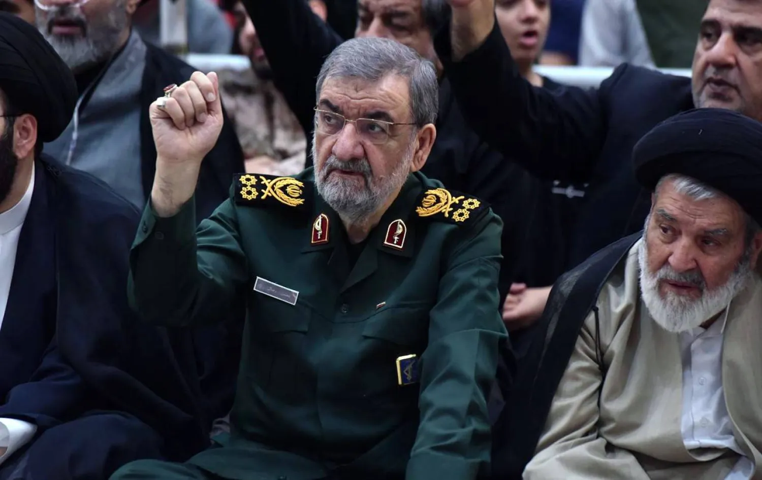 القيادي في «الحرس الثوري» محسن رضائي يردد هتافات في مراسم ذكرى وفاة الخميني الـ37 في طهران (جماران)