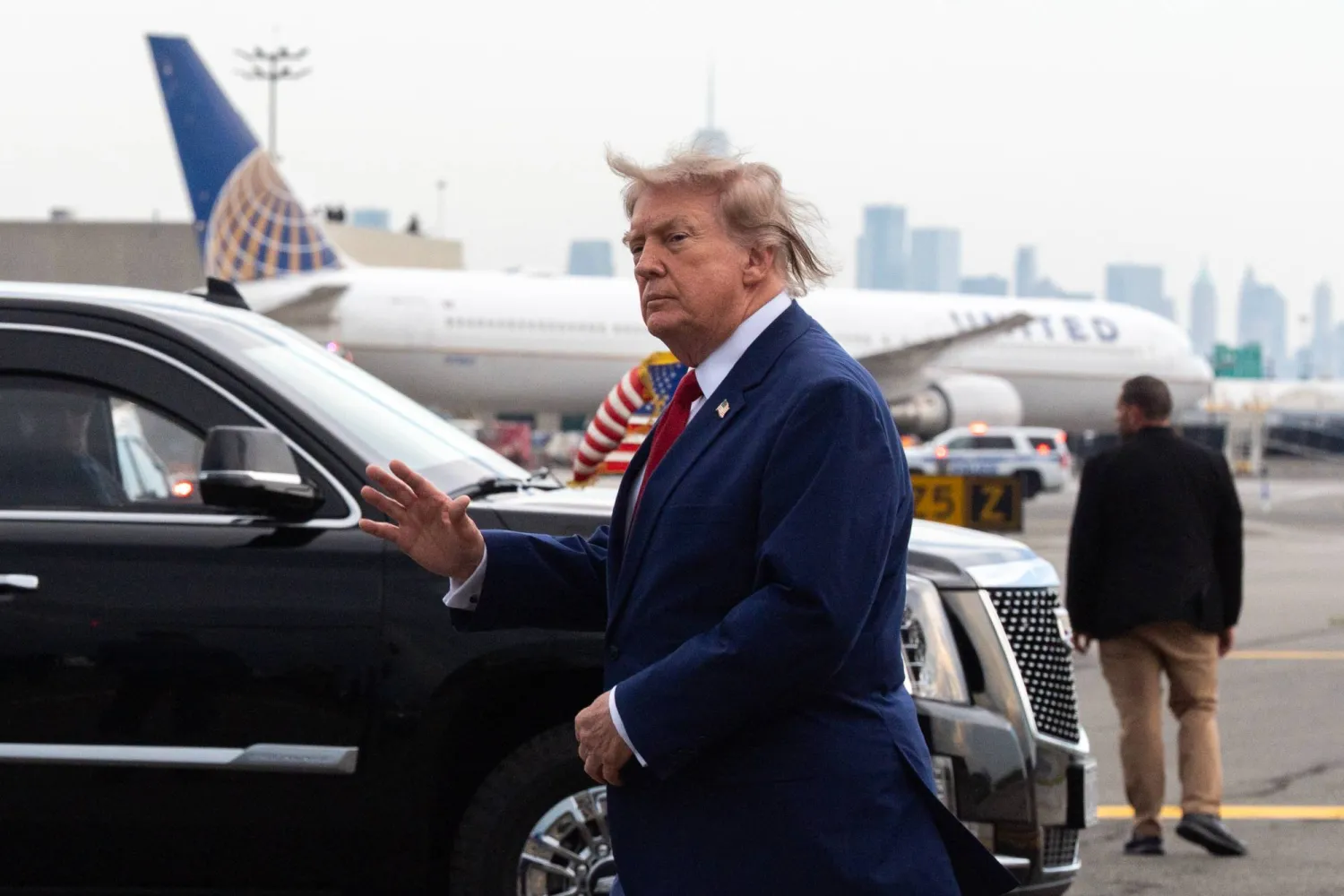 الرئيس الأميركي دونالد ترمب ينزل من الطائرة الرئاسية في مطار نيوارك ليبرتي الدولي، وخلفه مدينة نيويورك، الجمعة 7 أغسطس 2026 (أ.ب)