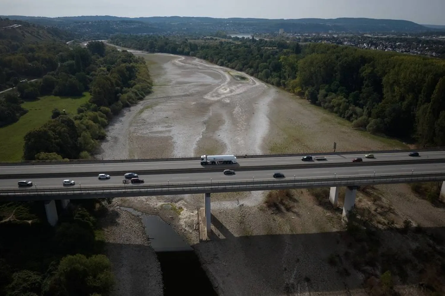  Vehicles cross the Rhine bridge on the A48 highway with a view of the low water levels on the Rhine, near Bendorf, Germany, Sunday, Aug. 9, 2026, (Thomas Frey/dpa via AP) 