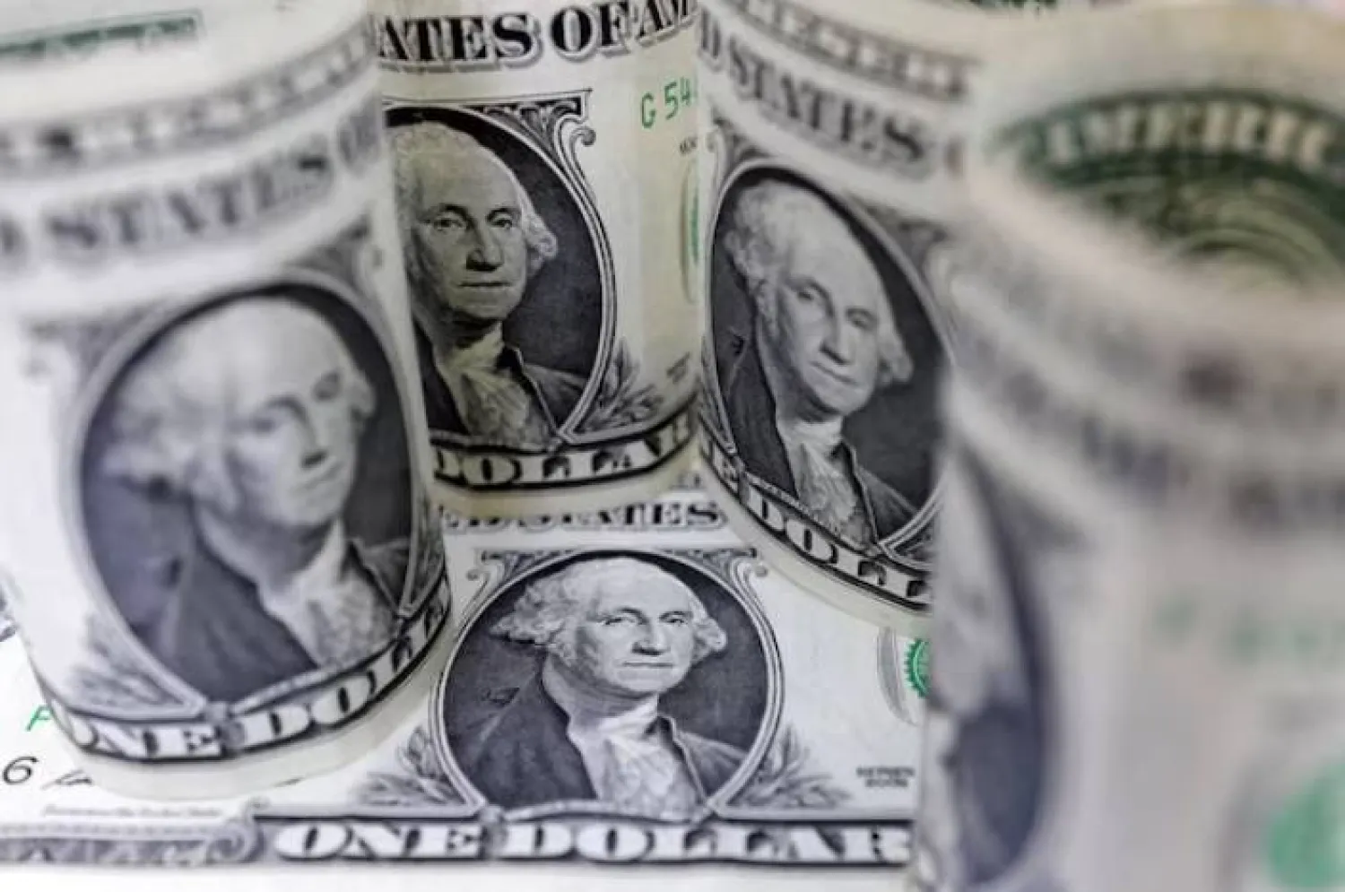 أوراق نقدية من الدولار الأميركي (رويترز)