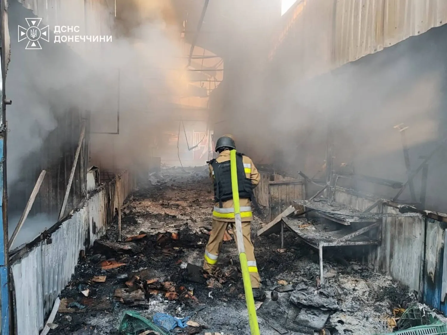 صورة قدمتها خدمة الطوارئ الأوكرانية حيث يقوم رجال الإطفاء بإخماد حريق اندلع عقب غارة جوية روسية في كراماتورسك (أ.ب)